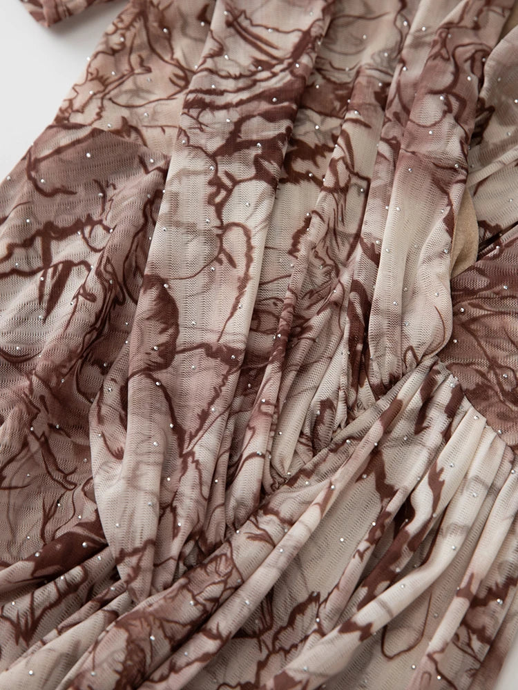 Margery Kleid mit V-Ausschnitt, kurzen Ärmeln, Kristallrüschen und Vintage-Print