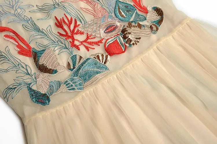 Aila Elegantes Partykleid aus Netzstoff mit Rundhalsausschnitt, Laternenärmeln und Blumenstickerei