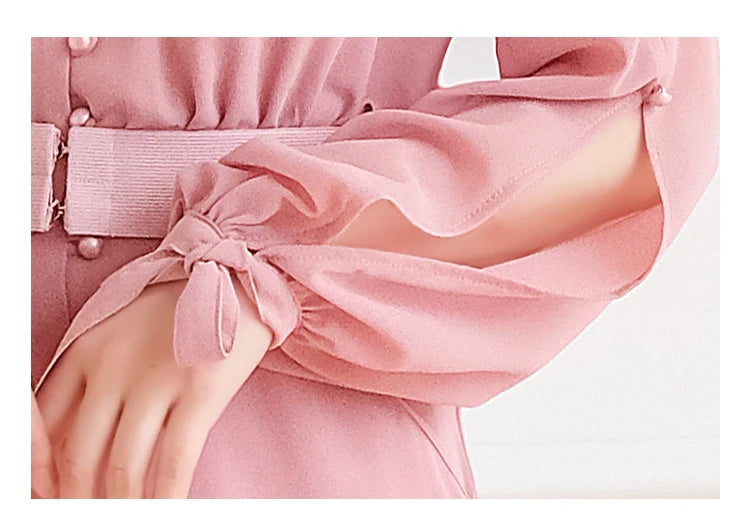 فستان Theo الوردي الكلاسيكي بياقة V وأكمام طويلة وأزرار وخصر عالي المرونة وشق طويل نحيف