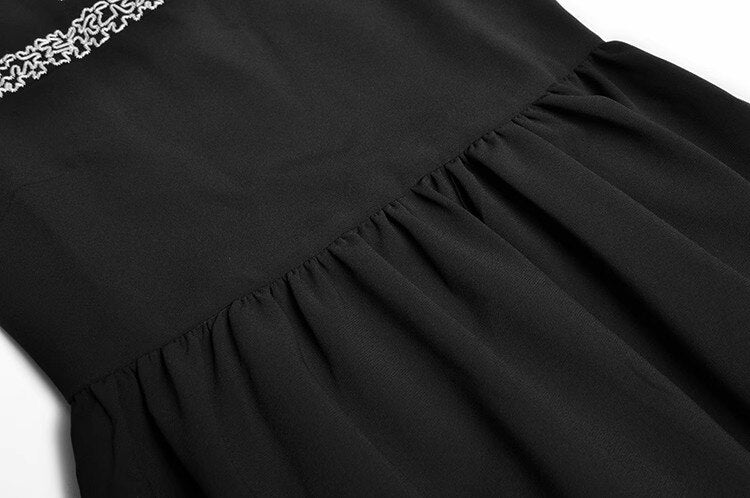 فستان ريجينا طويل للحفلات مطرز بألوان متباينة وخصر عالٍ ونحيف