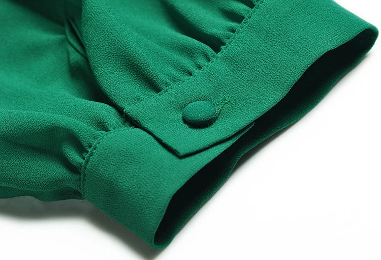 فستان Zephr أخضر اللون مزين بالكريستال وياقة V وأكمام فانوس وحزام مطوي