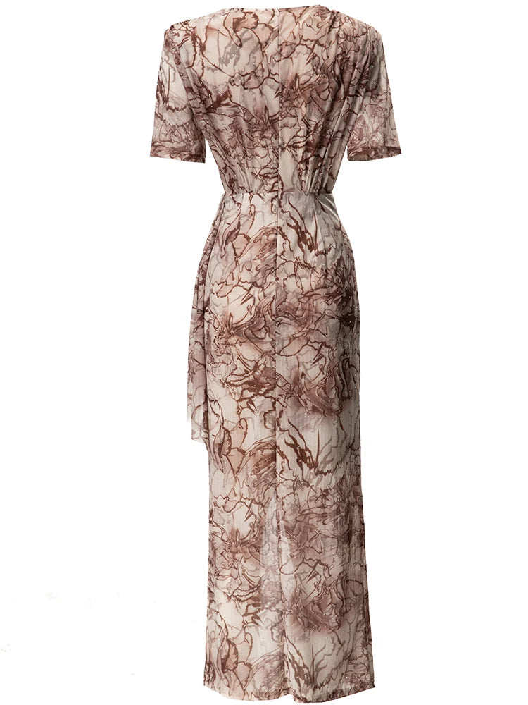 Margery Kleid mit V-Ausschnitt, kurzen Ärmeln, Kristallrüschen und Vintage-Print