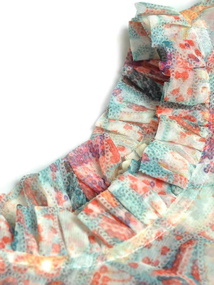 فستان شيلبي بياقة واقفة وأكمام طويلة مزين بالترتر والكشكشة وطباعة متعددة الألوان