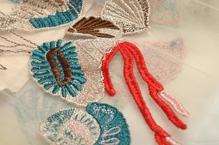 Aila Elegantes Partykleid aus Netzstoff mit Rundhalsausschnitt, Laternenärmeln und Blumenstickerei