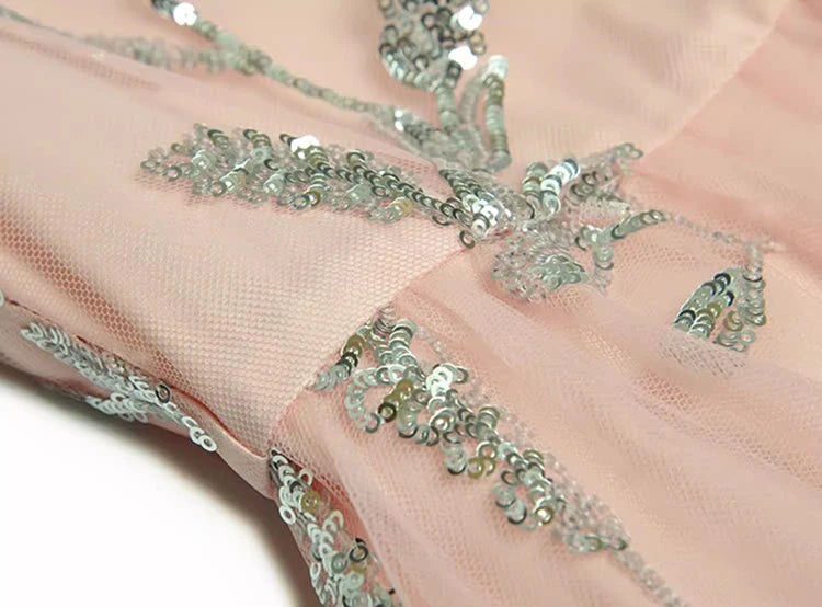 فستان Aislynn ذو رقبة مستديرة وأكمام واسعة مزين بالترتر والزهور وخصر عالٍ