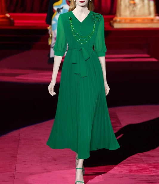 فستان Zephr أخضر اللون مزين بالكريستال وياقة V وأكمام فانوس وحزام مطوي