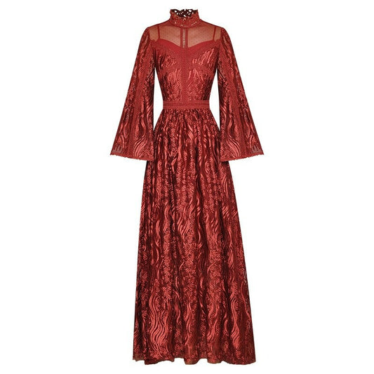 فستان حفلات طويل أحمر بأكمام واسعة وتطريز من Edda