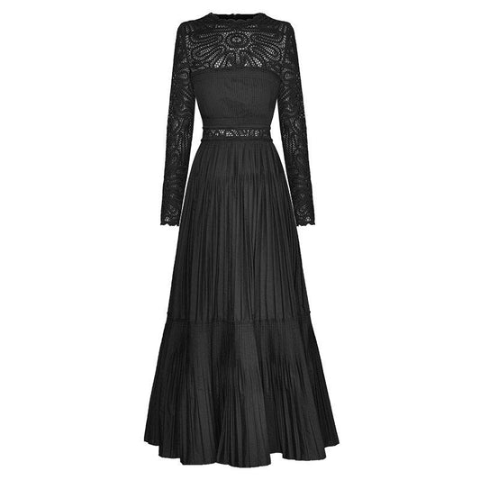 Charlie – Langes, plissiertes Kleid mit Rundhalsausschnitt und Aussparungen in Schwarz