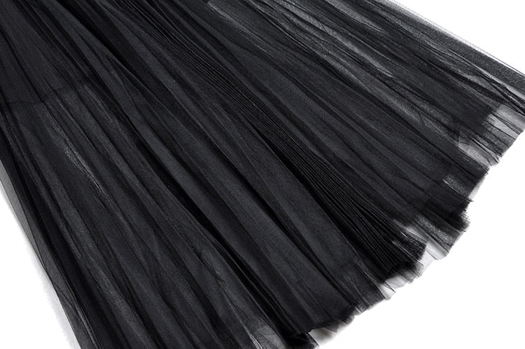 Mila – Zweiteiliges Set aus schwarzem kurzem Strickoberteil und transparentem Netzrock