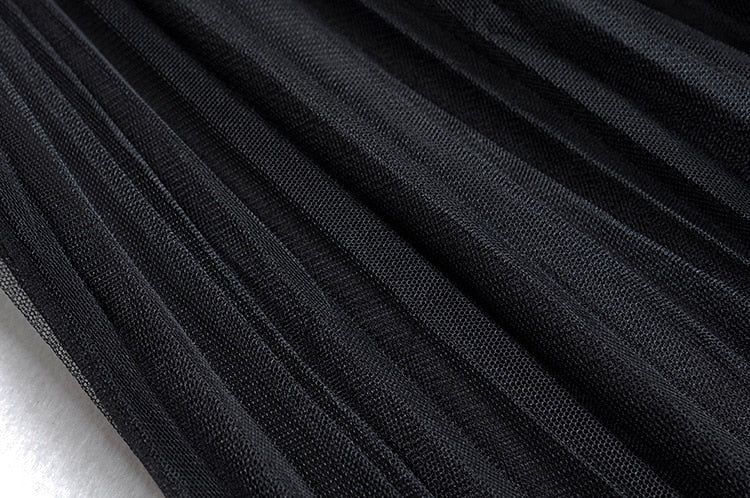 Mila – Zweiteiliges Set aus schwarzem kurzem Strickoberteil und transparentem Netzrock