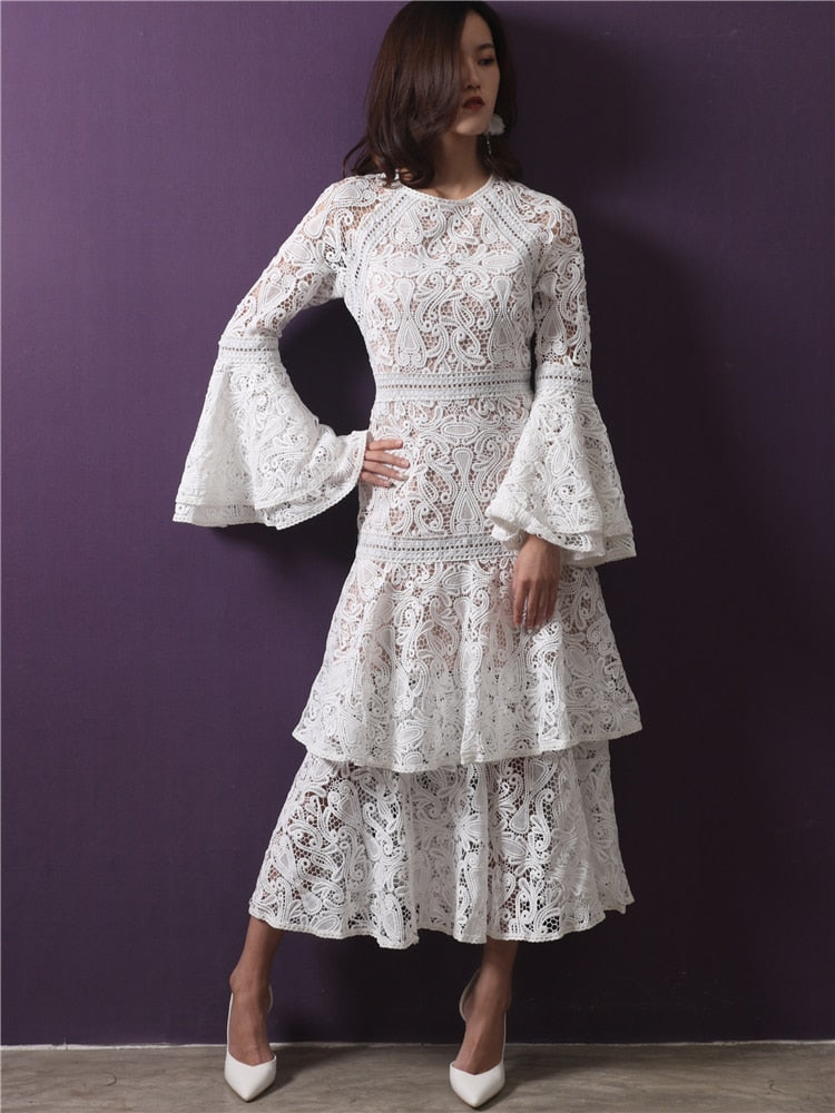 فستان Ximena بأكمام واسعة وكشكشة من الدانتيل الأبيض