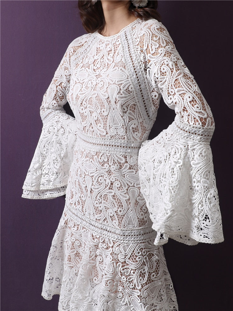 فستان Ximena بأكمام واسعة وكشكشة من الدانتيل الأبيض