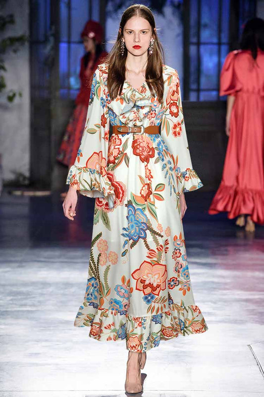 Natalia Lockeres Kleid mit ausgestellten Ärmeln, Blumenmuster und Rüschen