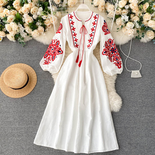 Böhmisches Plisseekleid mit Blumenstickerei, O-Ausschnitt, Laternenärmeln und hoher Taille