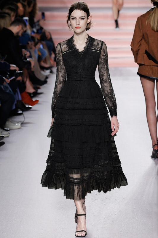 Atena – Schwarzes, elegantes Kleid aus Netzstoff mit V-Ausschnitt, Laternenärmeln und kaskadierenden Rüschen