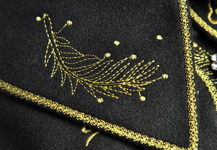 Mantel mit ausgestellten Ärmeln und goldener Stickerei