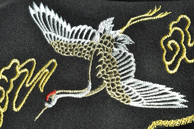 Mantel mit ausgestellten Ärmeln und goldener Stickerei