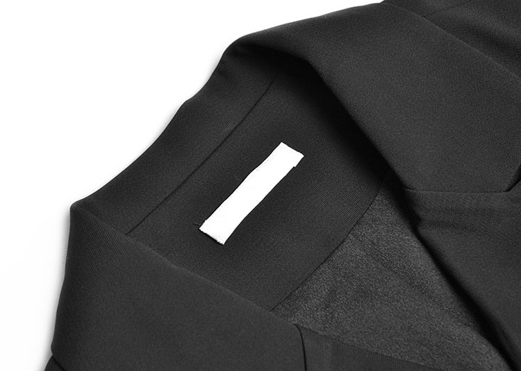 مجموعة مكونة من قطعتين من معطف سترة سوداء وتنورة متوسطة الطول مطرزة شبكيًا من سيليست
