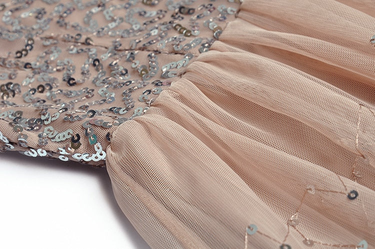فستان مايا فاخر مزين بالترتر ورقبة على شكل حرف V وأكمام واسعة فستان شبكي رائع للحفلات بطبقات من الكيك