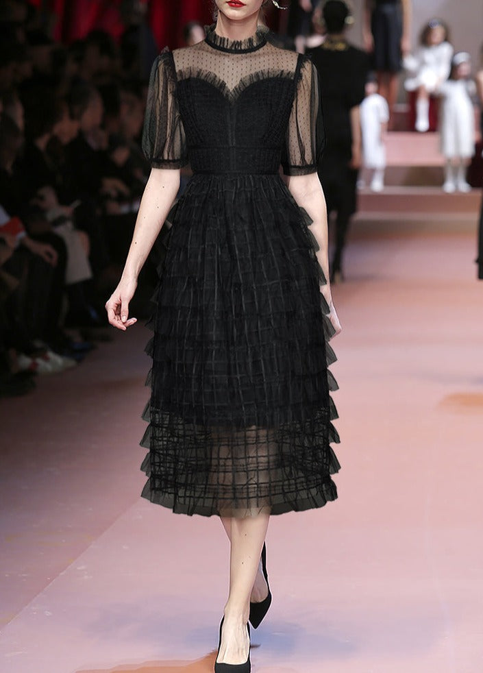 Daphne – Elegantes schwarzes Abendkleid mit Puffärmeln, Netzstoff-Print und Rüschen-Midikleid